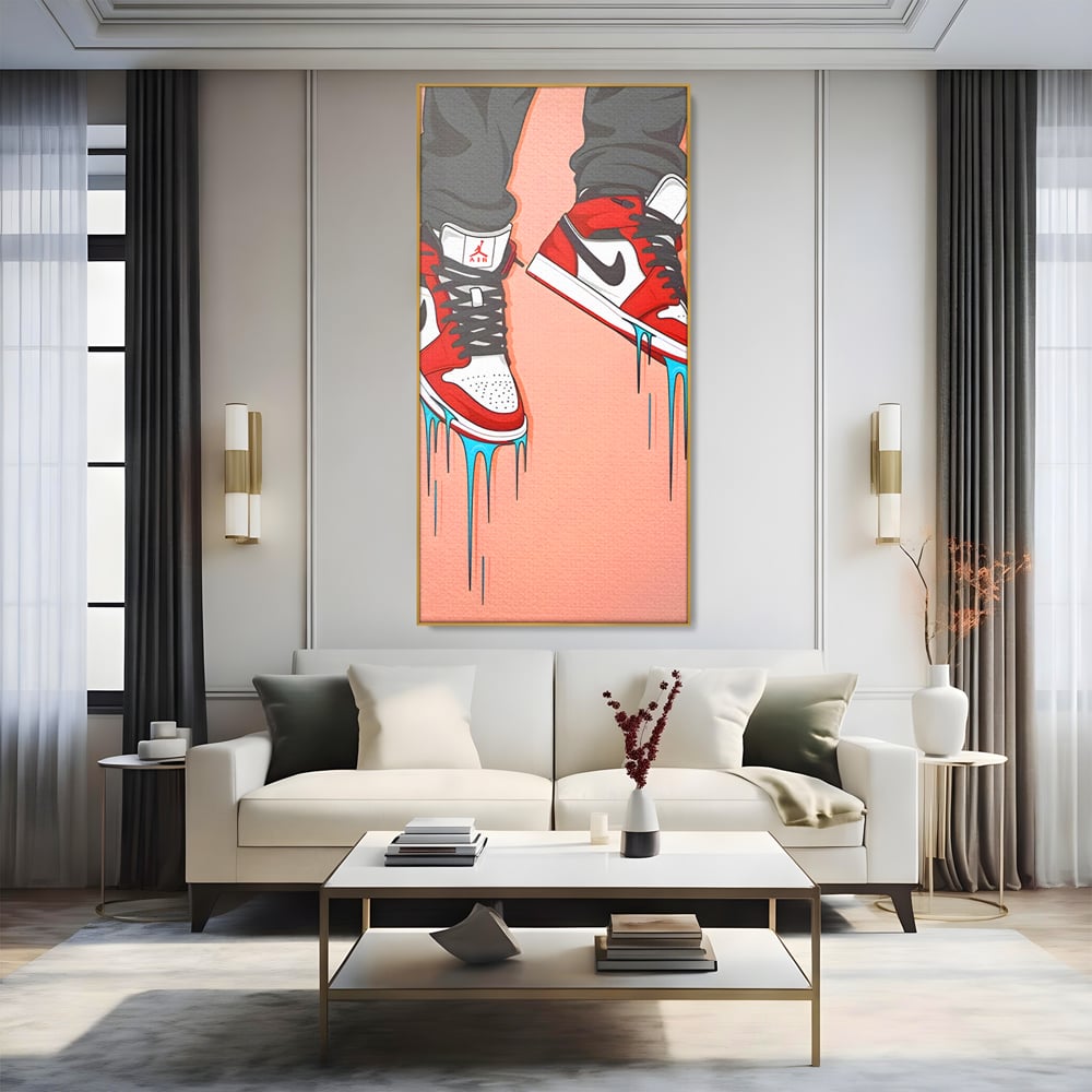 Tablou canvas cu ilustratie digitala cu adidasi rosii, in rama de aluminiu auriu, pe perete intr-un living